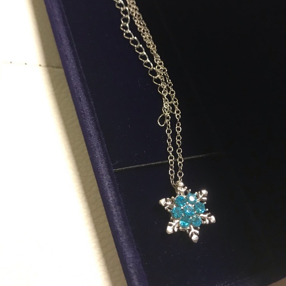 NEW! Snowflake ❄️ Necklace - Picture 4 of 5